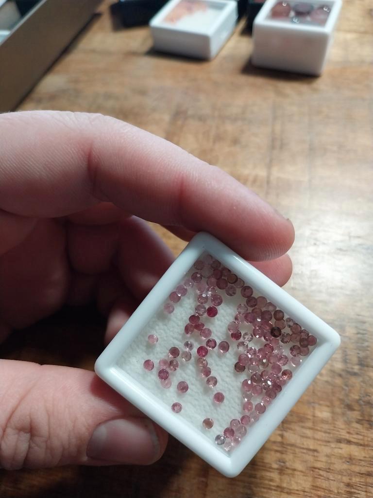 Kleine facet geslepen toermalijn, Ophalen of Verzenden, Zo goed als nieuw