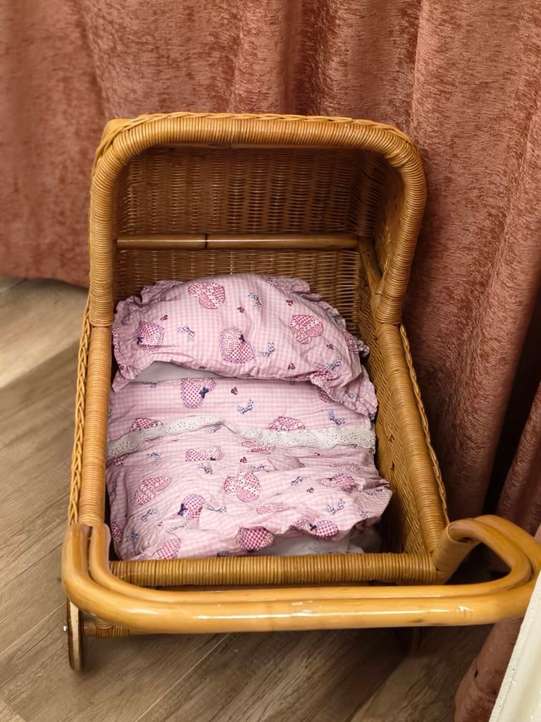 Rotan poppenwagen met roze dekentje, Ophalen of Verzenden