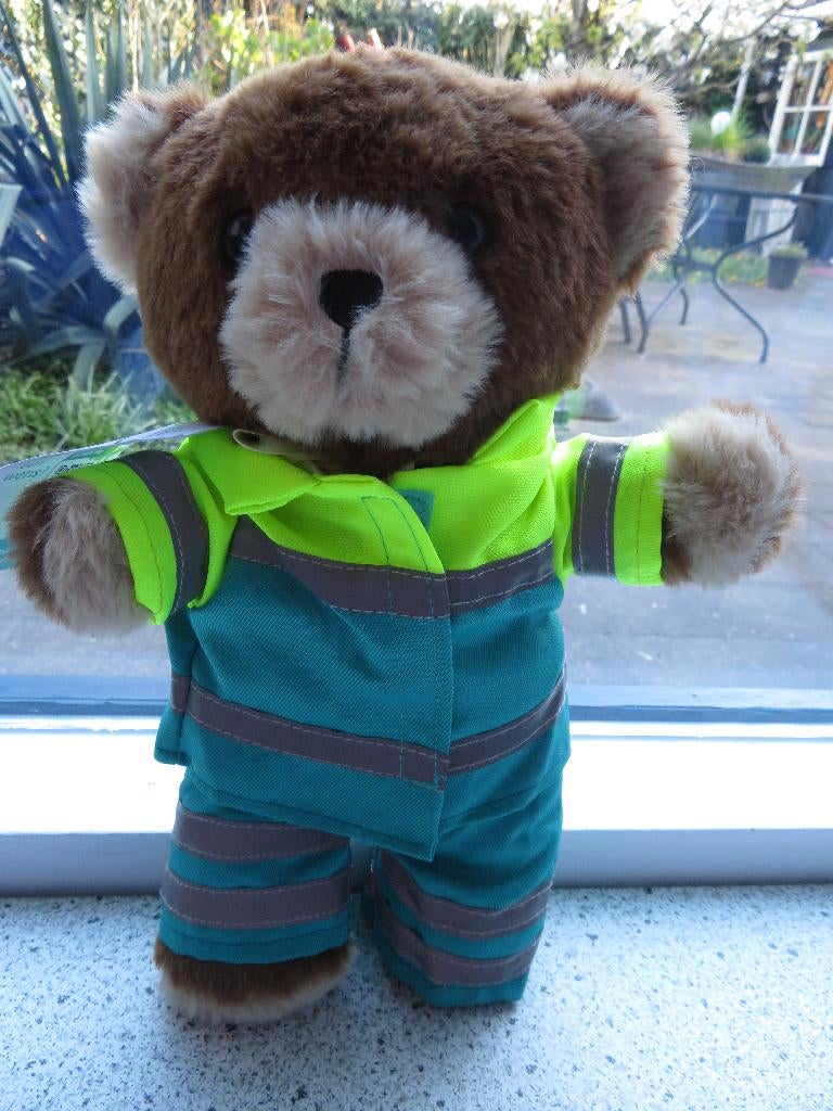 Bruine Beer van Stichting Ambulance Wens met kleertjes, Kinderen en Baby's, Speelgoed | Knuffels en Pluche, Nieuw, Beer, Overige merken