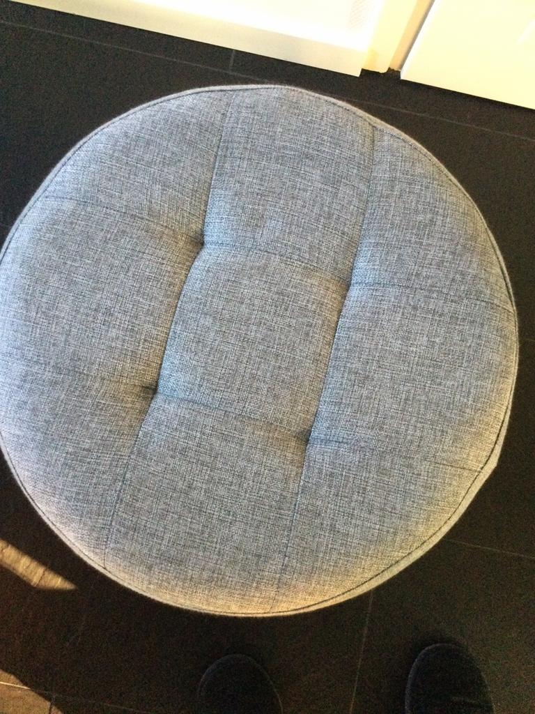 Poef, kleur grijs in stof, Ophalen, Rond, Nieuw, Minder dan 50 cm