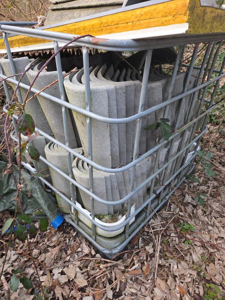 Nok vorsten gerecycled plastic  +-200 stuks  250 euro, Ophalen of Verzenden, Steen of Klei, 15 m² of meer, Dakpannen