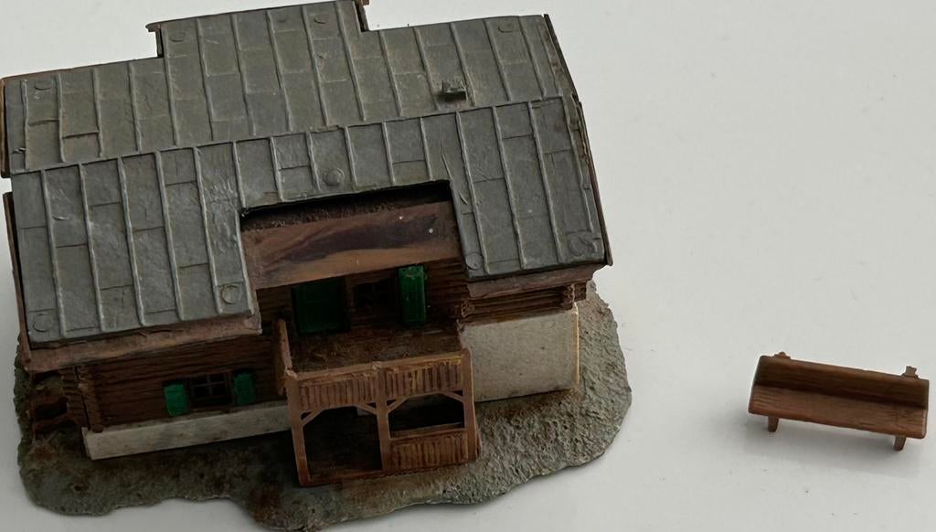 Kibri een Leuk houten huisje met een bankje, Ophalen of Verzenden, Gebruikt, Brug, Tunnel of Gebouw