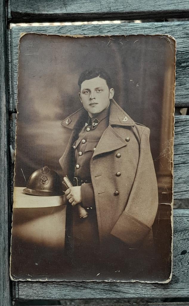 Foto Belgische soldaat Adrian helm, Verzamelen, Ophalen of Verzenden, Overige gebieden, Helm of Baret