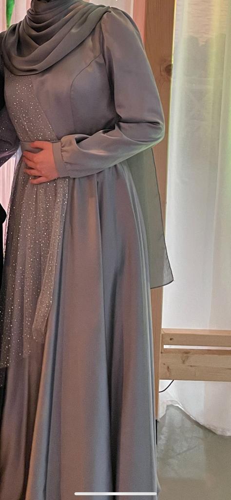 Hele leuke grijze galajurk, Kleding | Dames, Maat 38/40 (M), Galajurk, Ophalen of Verzenden, Grijs