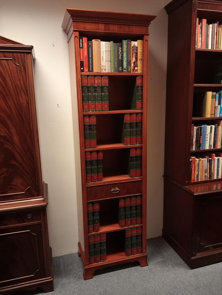 Heldense Smalle Taxus Boekenkast in Nieuwstaat