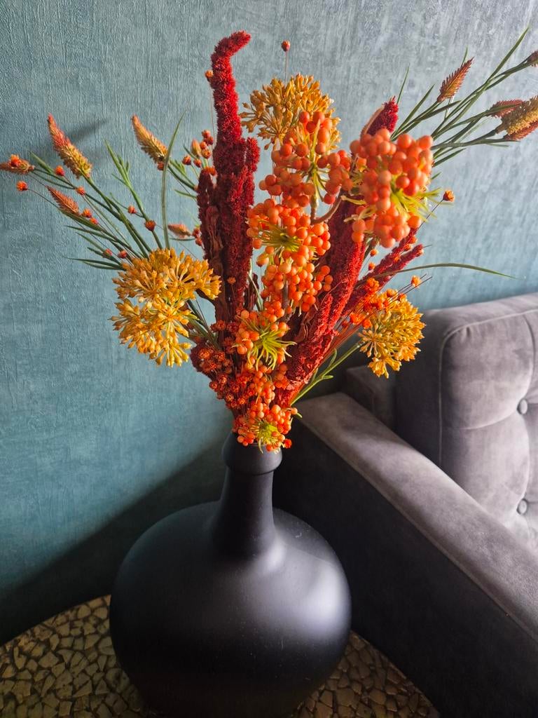 Mooie zwarte vaas met kunstbloemen., Huis en Inrichting, Woonaccessoires | Vazen, Ophalen of Verzenden, Nieuw, Zwart, Minder dan 50 cm