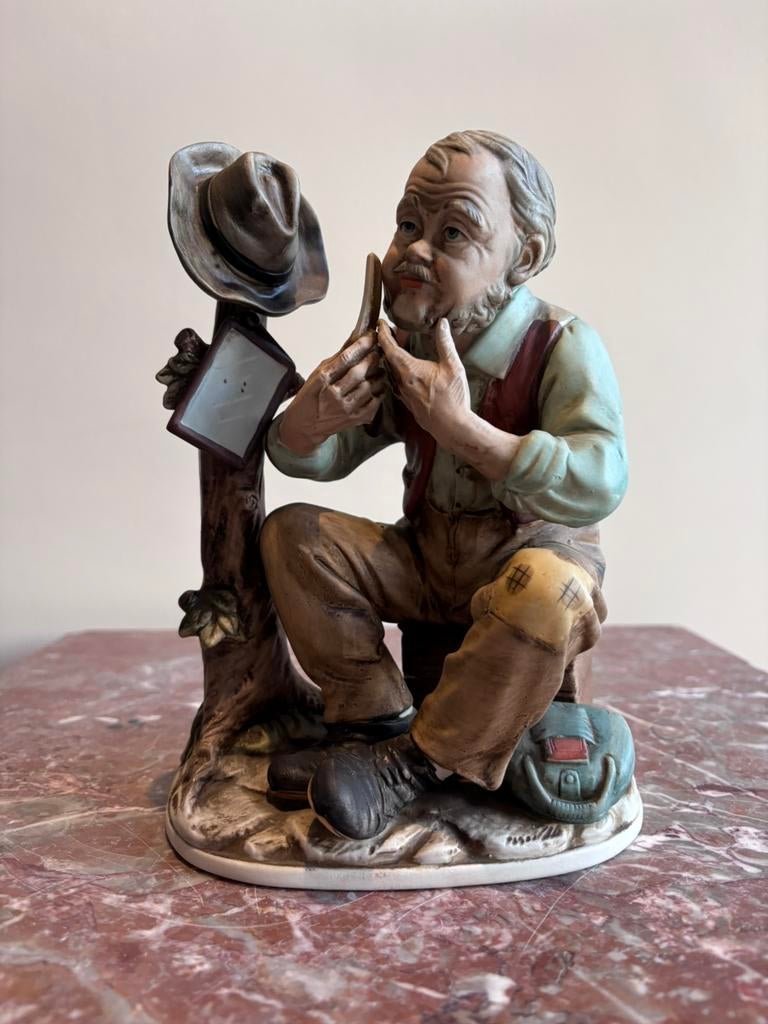 Prachtig antiek Capodimonte beeld 1960 scherende man zwerver, Verzamelen, Beelden en Beeldjes, Ophalen of Verzenden, Zo goed als nieuw