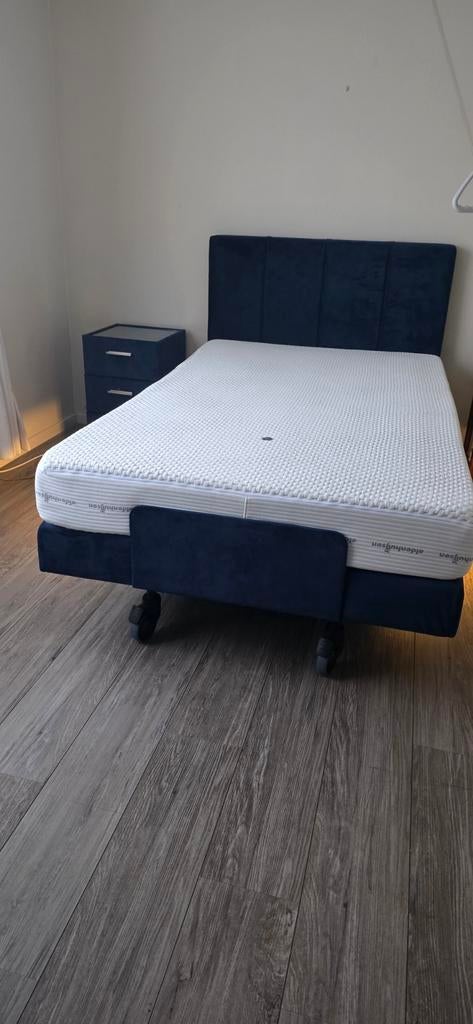 Royaal Elektrisch verstelbaar senioren bed, Ophalen