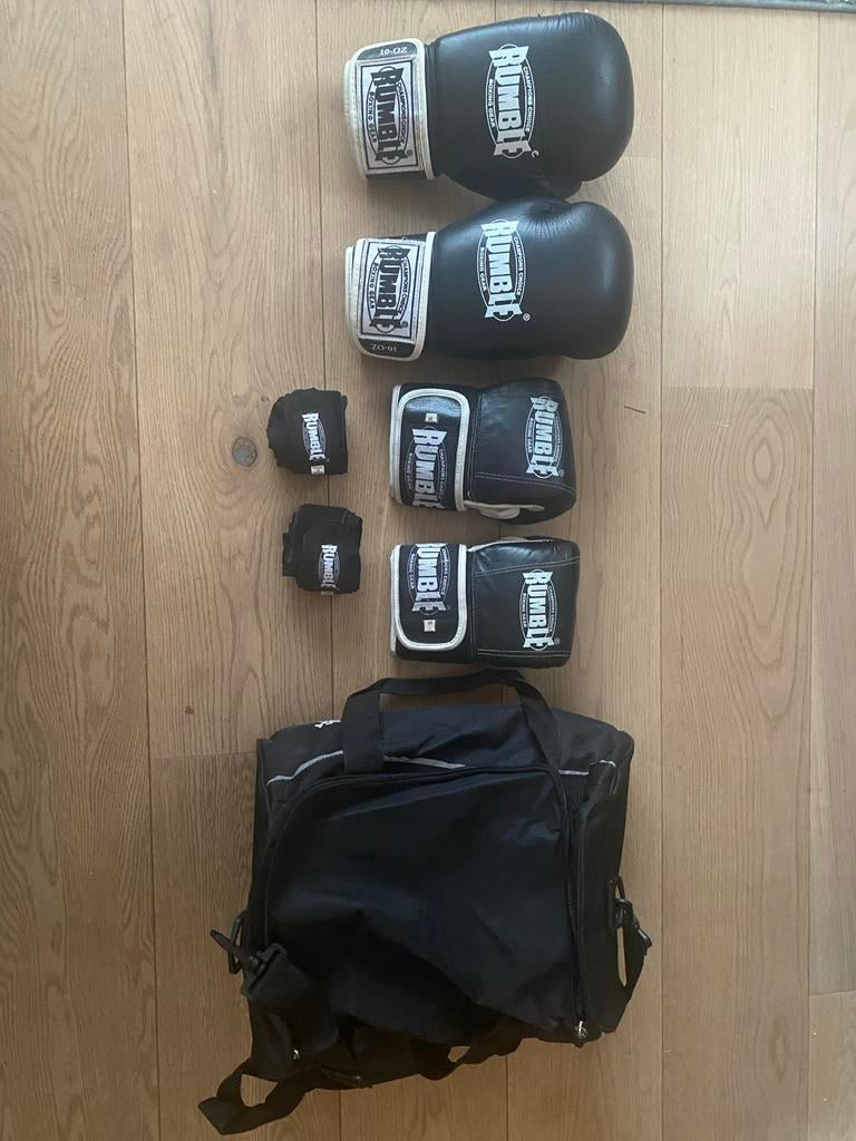 Rumble Boxing Gear - 2 paar handschoenen + banden, Sport en Fitness, Ophalen of Verzenden, Zo goed als nieuw, Bokshandschoenen