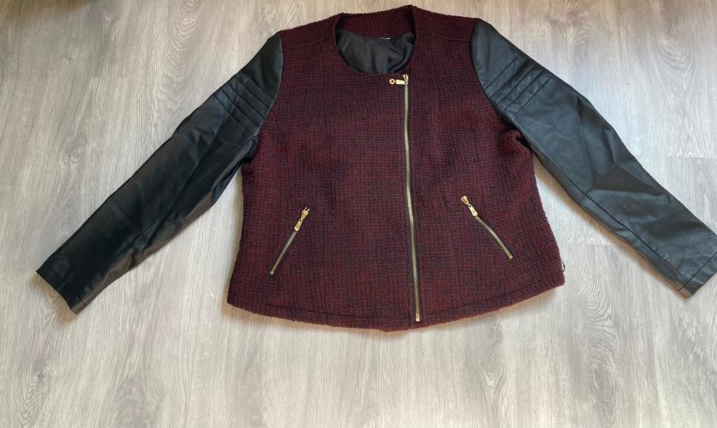 Bordeaux met lederen mouwen jasje., Ophalen of Verzenden, Zo goed als nieuw, Maat 42/44 (L), Rood