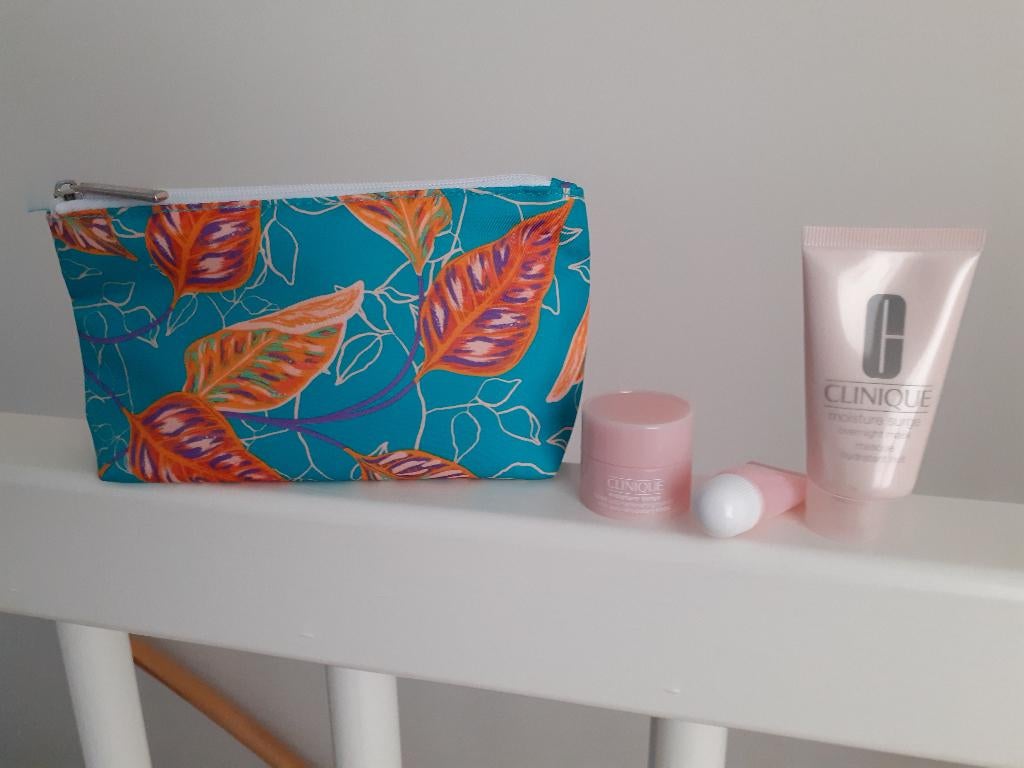 Clinique Moisture Surge 3 special size, toilettasje en meer, Verzenden, Nieuw, Gehele gezicht, Verzorging