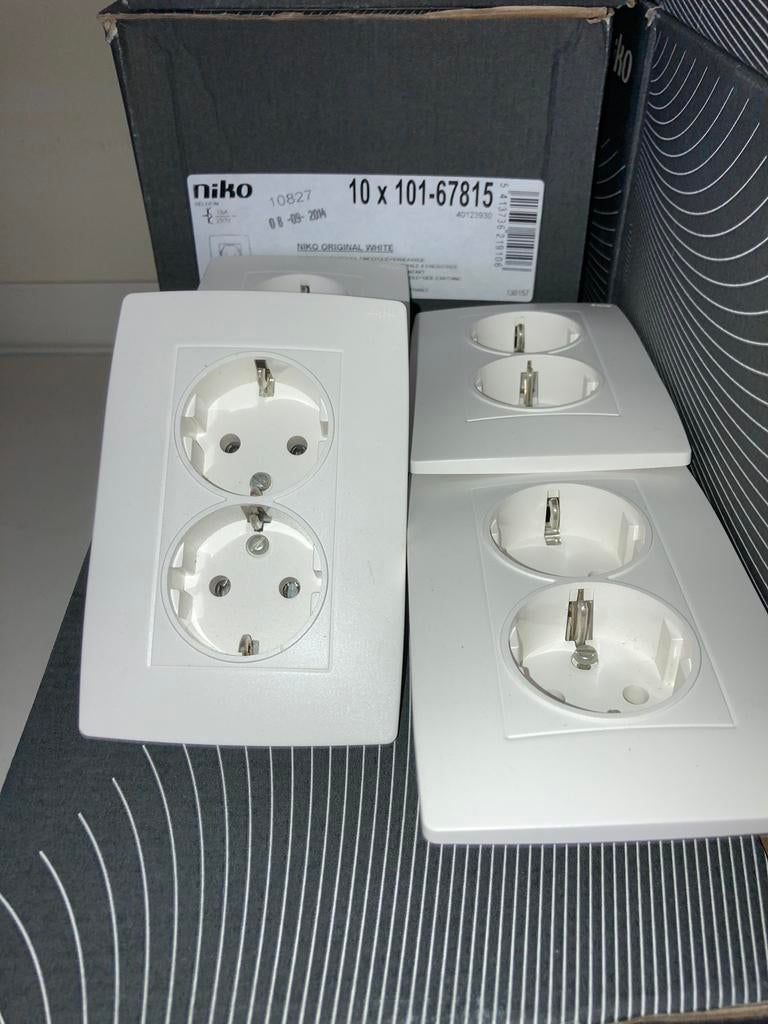 144 stuks nieuw Niko dubbel stopcontact 101-67815 white, ., Nieuw, Ophalen of Verzenden, .