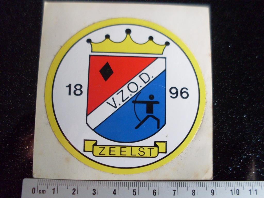 sticker vzod 1896 zeelst logo handboog schieten, Ophalen of Verzenden, Zo goed als nieuw, Bedrijf of Vereniging