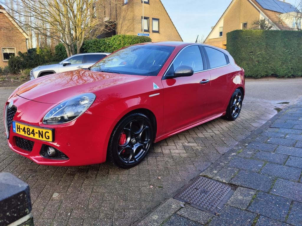 Alfa Romeo Giulietta 1.750 TBI nieuwe koppelingen | squadra, Auto's, Parkeersensor, 4 cilinders, 14 km/l, Particulier