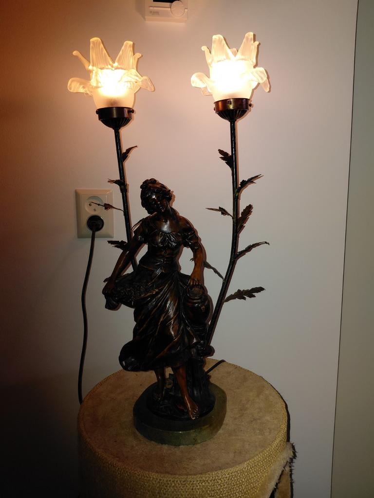 Antiek houten beeld- melkglas lampen op zware groene voet., Ophalen