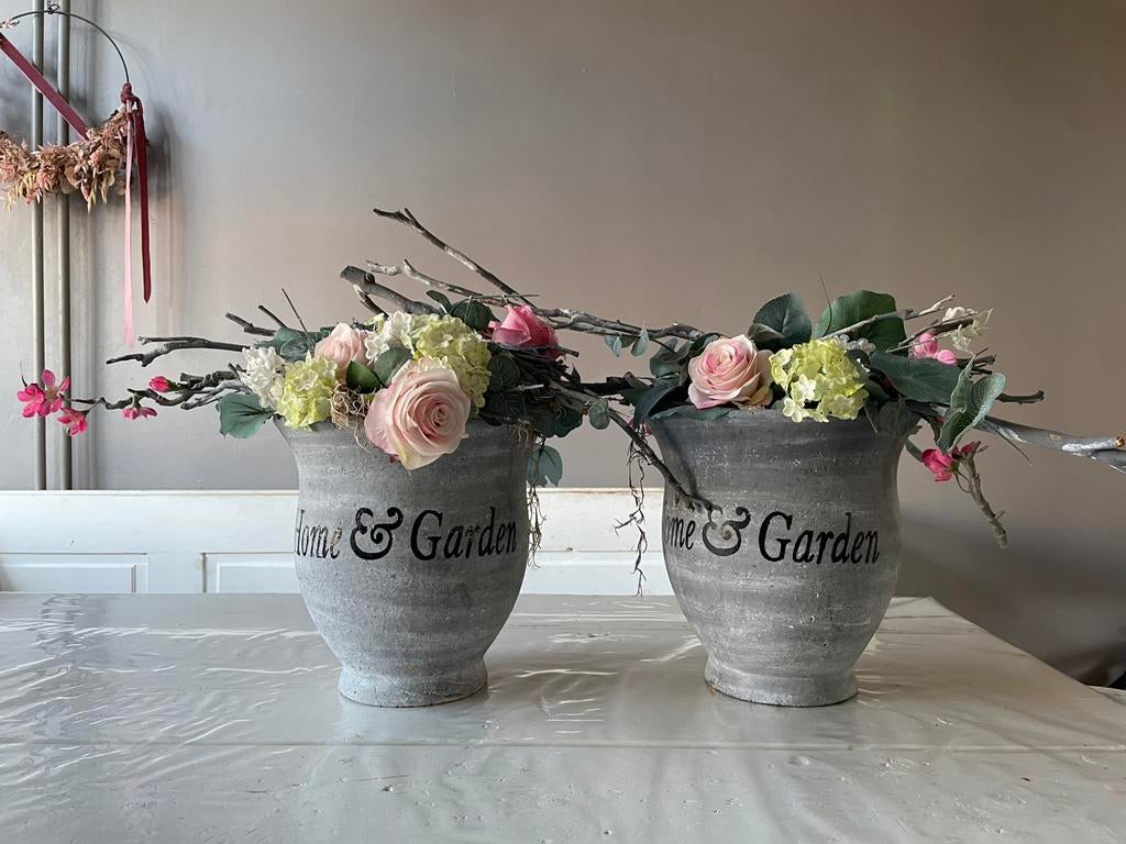 Twee opgemaakte potten met kunstbloemen Home & Garden, Huis en Inrichting, Woonaccessoires | Kunstplanten en Kunstbloemen, Gebruikt