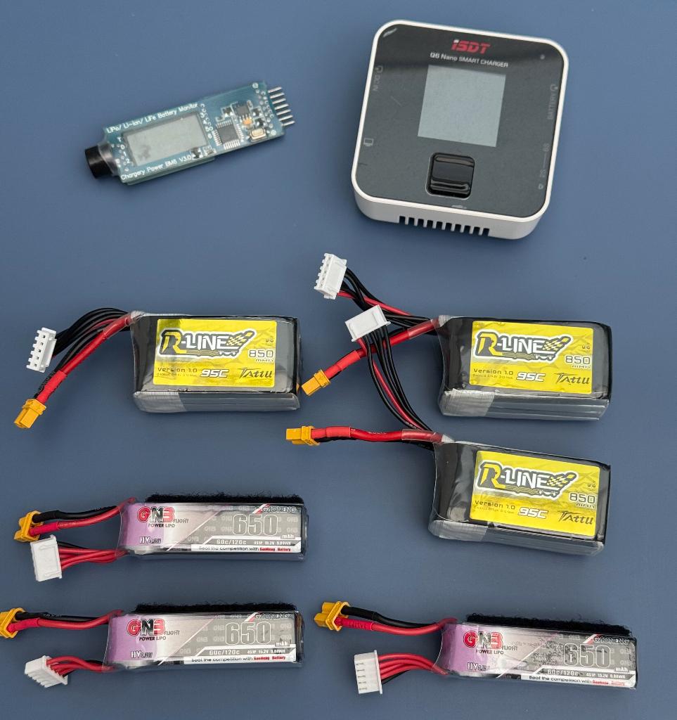 6x FPV Lipo batterijen + lader en tester, Ophalen of Verzenden, Zo goed als nieuw