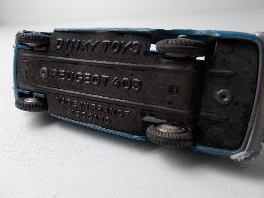 1957 Dinky Toys 24B PEUGEOT 403 (Repainted), Ophalen of Verzenden, Gebruikt, Auto, Dinky Toys