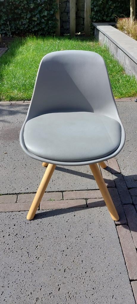 Grijs kinderkrukje met houten poten, Huis en Inrichting, Stoelen, Ophalen