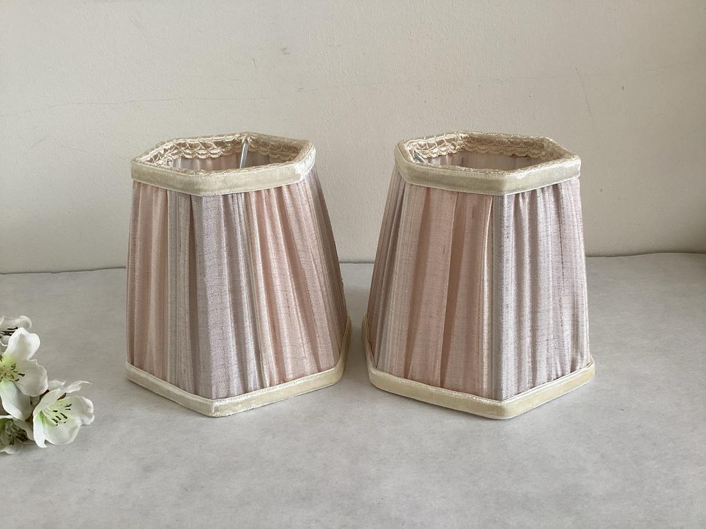 Twee grijs/roze lampenkapjes, klemkapjes, brocante, Gebruikt, Overige kleuren, Ophalen of Verzenden, Overige vormen