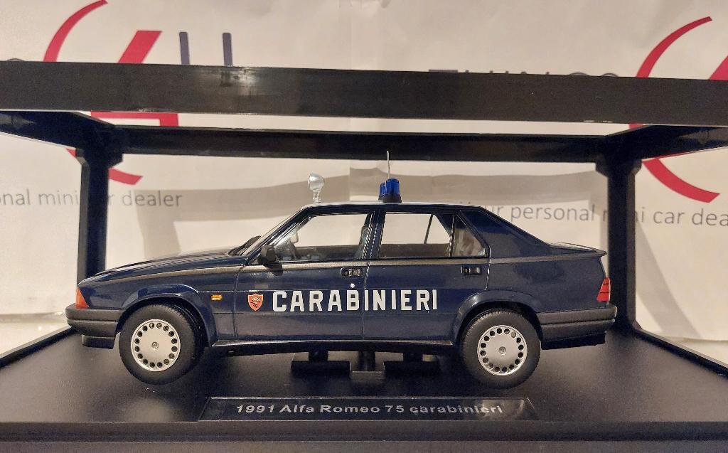 Triple9 1:18 Alfa Romeo 75 Carabinieri 1991 nieuw in doos, Ophalen of Verzenden, Nieuw, Auto, Overige merken