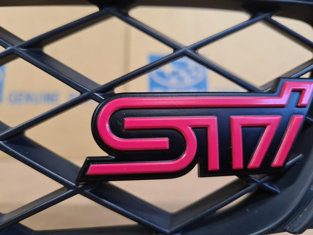 subaru impreza hawkeye STI front grill badge oem 93013FE160, Ophalen of Verzenden, Nieuw