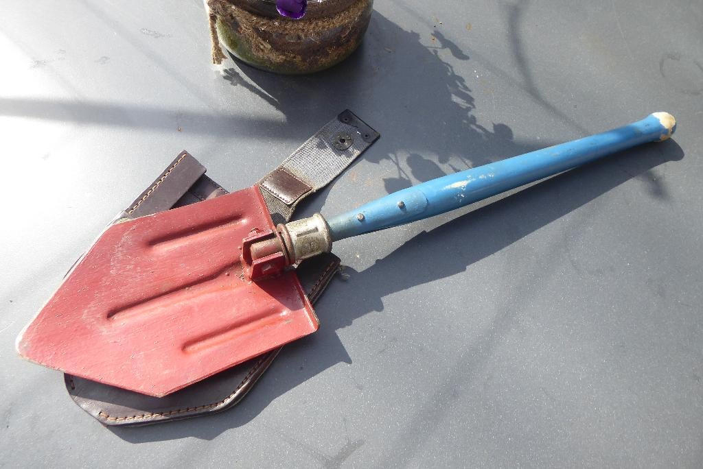 mil. schep met foudraal, in bevrijdingskleuren, Verzamelen, Ophalen of Verzenden, Nederland