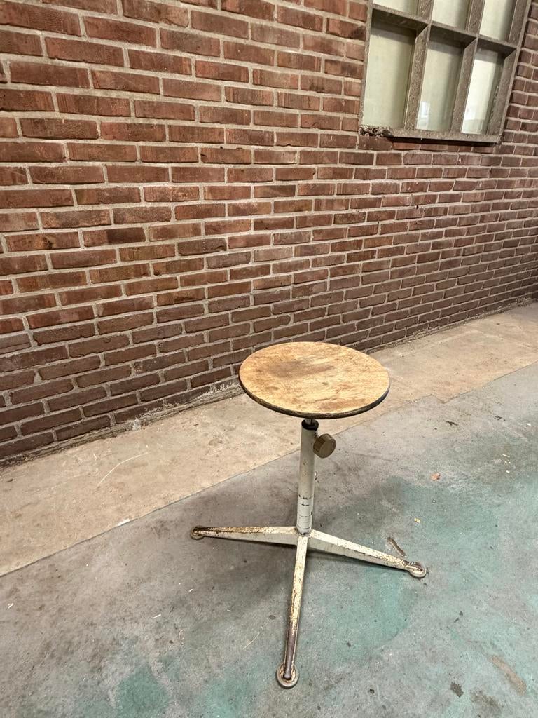 Friso Kramer kruk - Ahrend De Cirkel Industrieel vintage, Huis en Inrichting, Ophalen, In hoogte verstelbaar, Gebruikt, Hout
