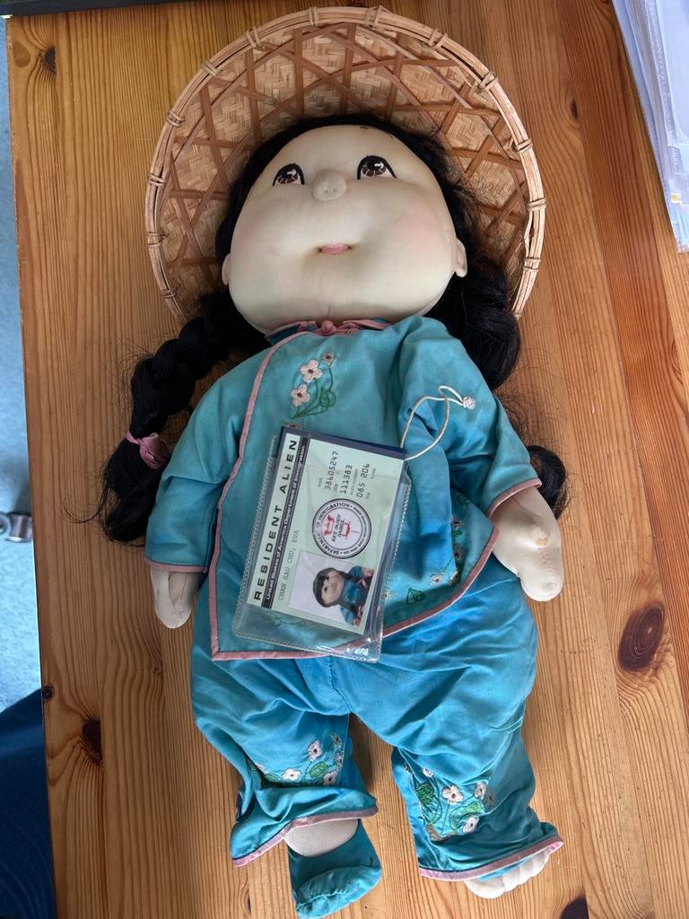 Chinese pop met paspoort en traditionele kleding, Ophalen of Verzenden, Gebruikt, Overige typen