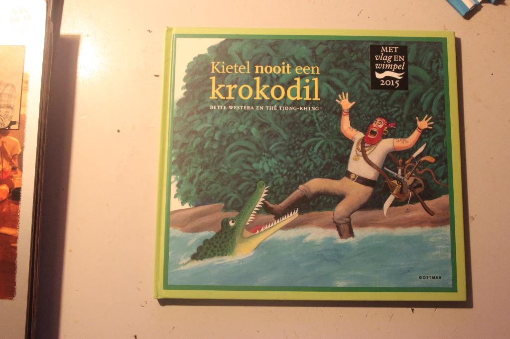 702j - boek - kietel nooit een krokodil - bette westera en t, Boeken, Ophalen of Verzenden, Gelezen, Fictie algemeen