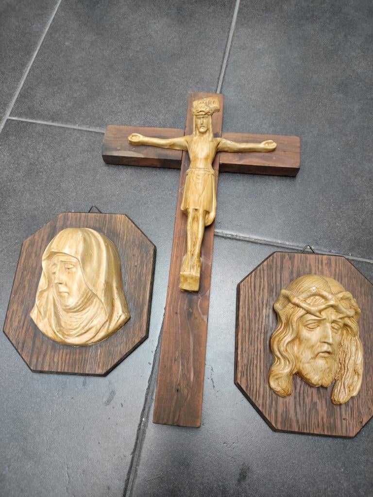 Houten kruis met Jezusbeeld en twee reliëfs, Ophalen of Verzenden