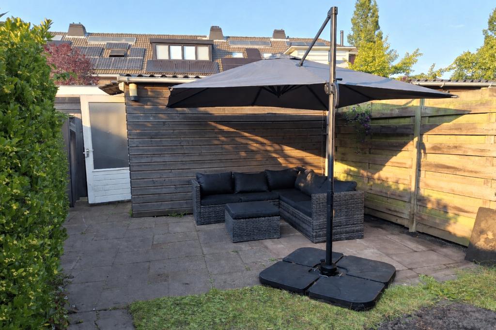 Parasol + tegels, Tuin en Terras, Parasols, Ophalen, Verstelbaar, Gebruikt, 2 tot 3 meter