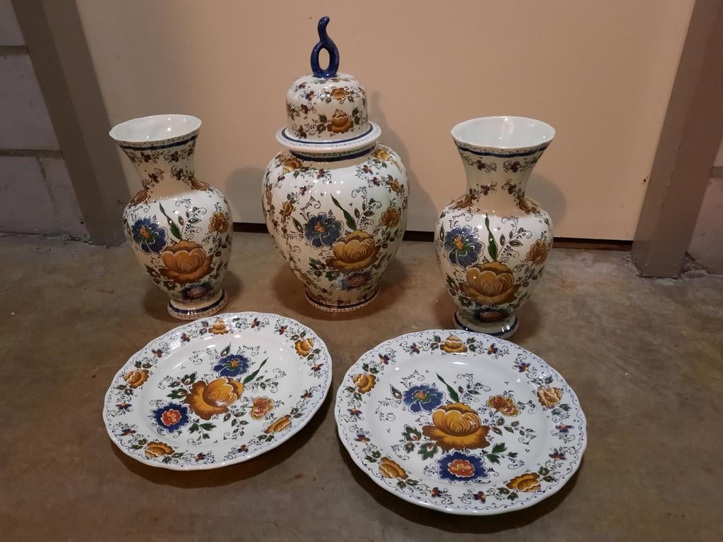 Kaststel en twee borden met bloemmotief, Ophalen