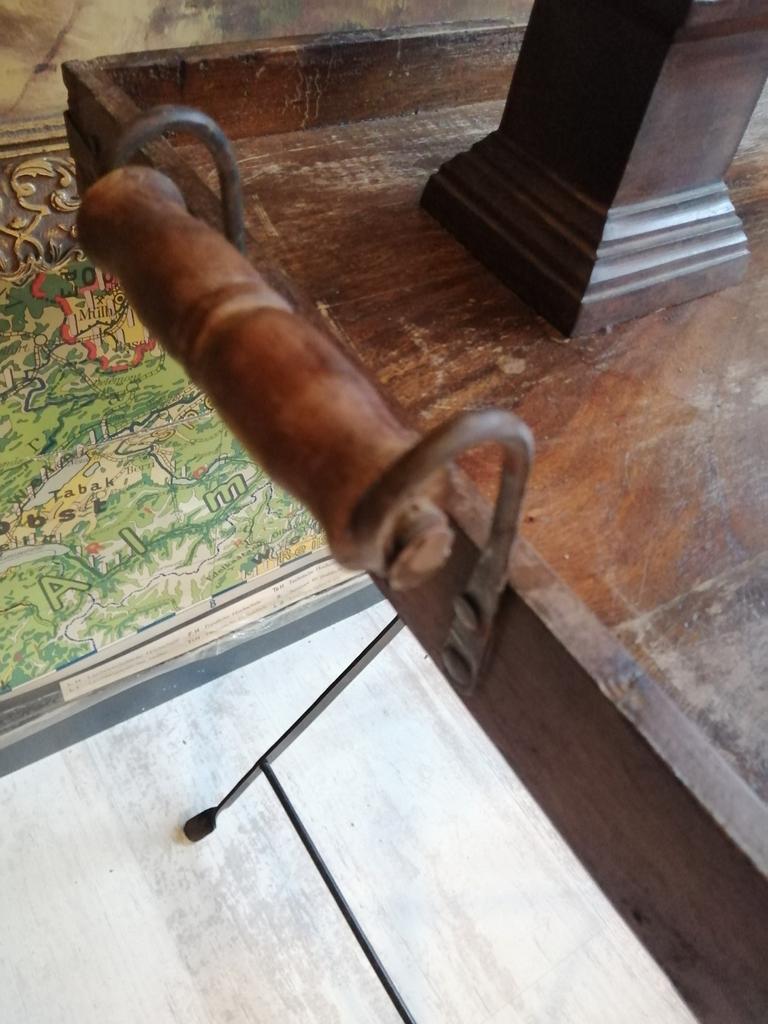 Oude vintage butler tray met inklapbaar stalen frame, Antiek en Kunst, Ophalen