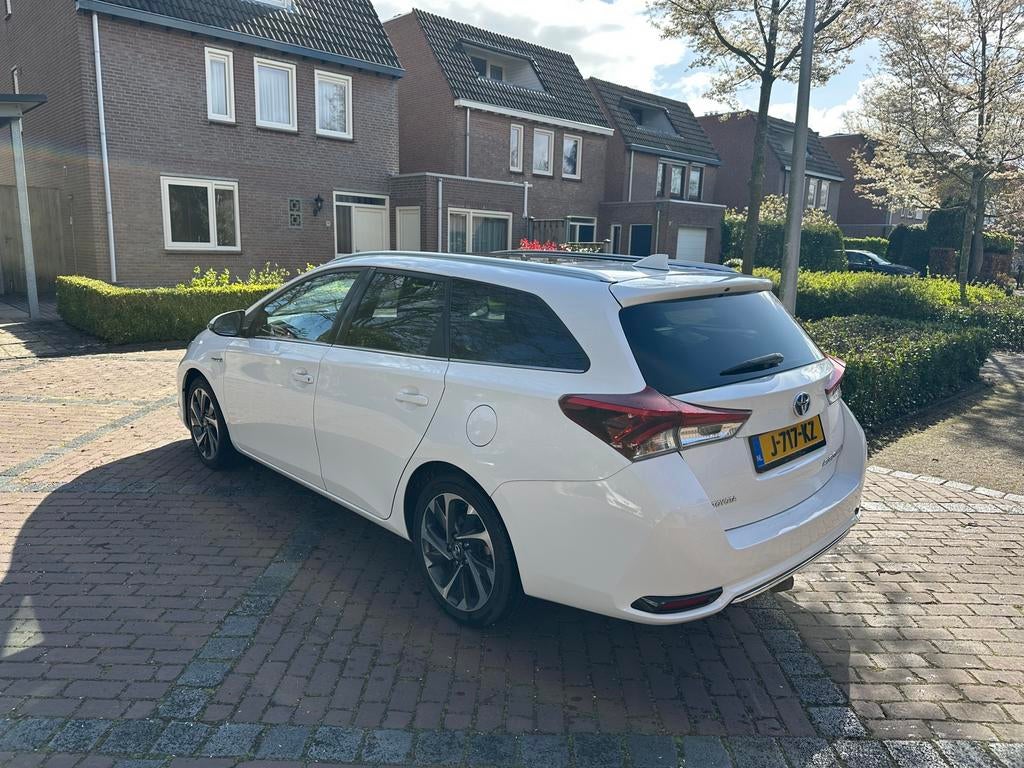 Toyota Auris 1.8 Hybrid Panoramadak trekhaak, Stof, Euro 6, 4 cilinders, Wit
