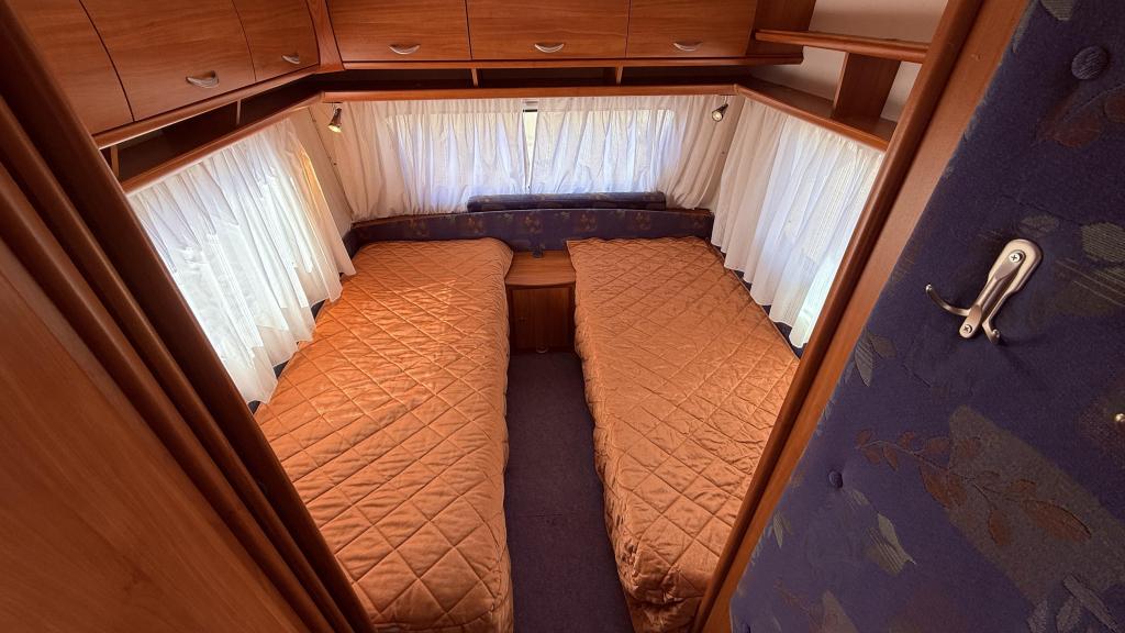 Dethleffs Beduin 540 V bouwjaar 2001 met voortent en luifel, Schokbreker, Rondzit, Bedrijf, Dethleffs