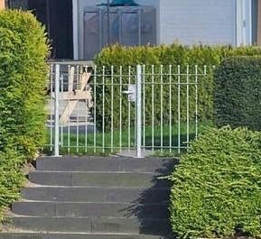 IJzeren hekwerk met poort en 2 houten palen, Tuin en Terras, Tuinhekken en Hekwerk, Ophalen, Met poort, Zo goed als nieuw, Sierhekwerk