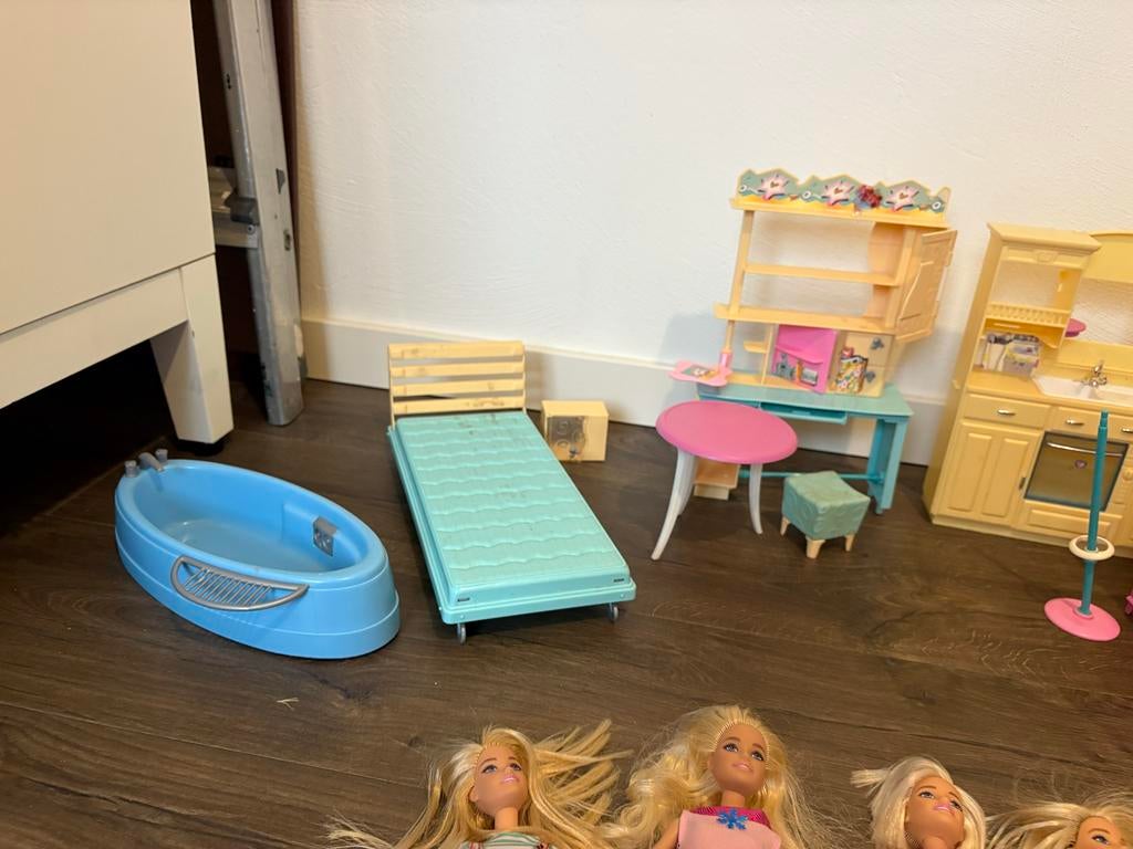 Barbie speelset met meubels en hondje, Ophalen of Verzenden, Gebruikt, Meisje