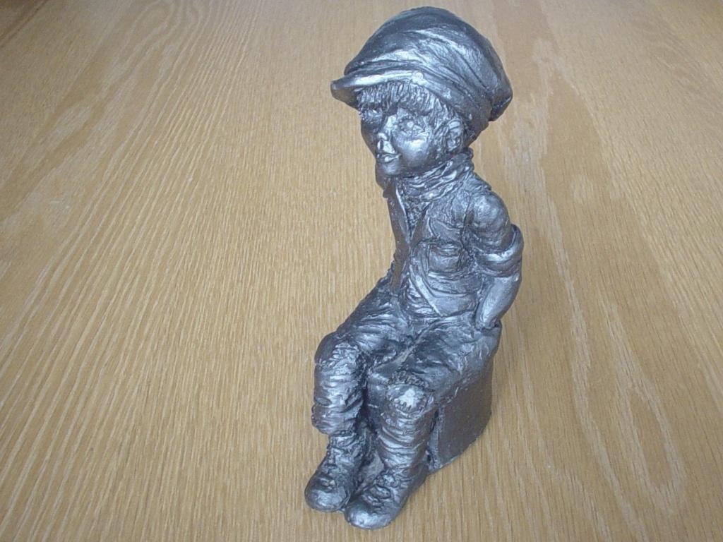 Beeld jongen met pet., Verzamelen, Beelden en Beeldjes, Ophalen of Verzenden, Zo goed als nieuw, Mens