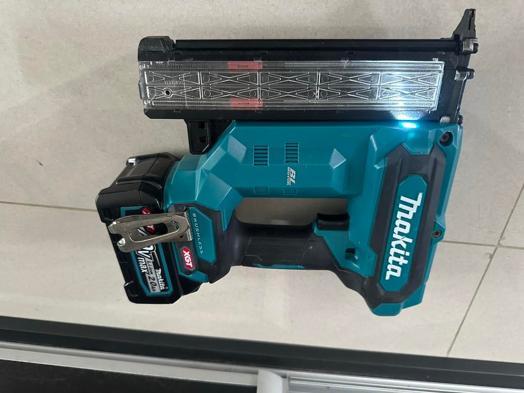 Makita 40V Tacker FN001G, Doe-het-zelf en Verbouw, Ophalen of Verzenden, Zo goed als nieuw