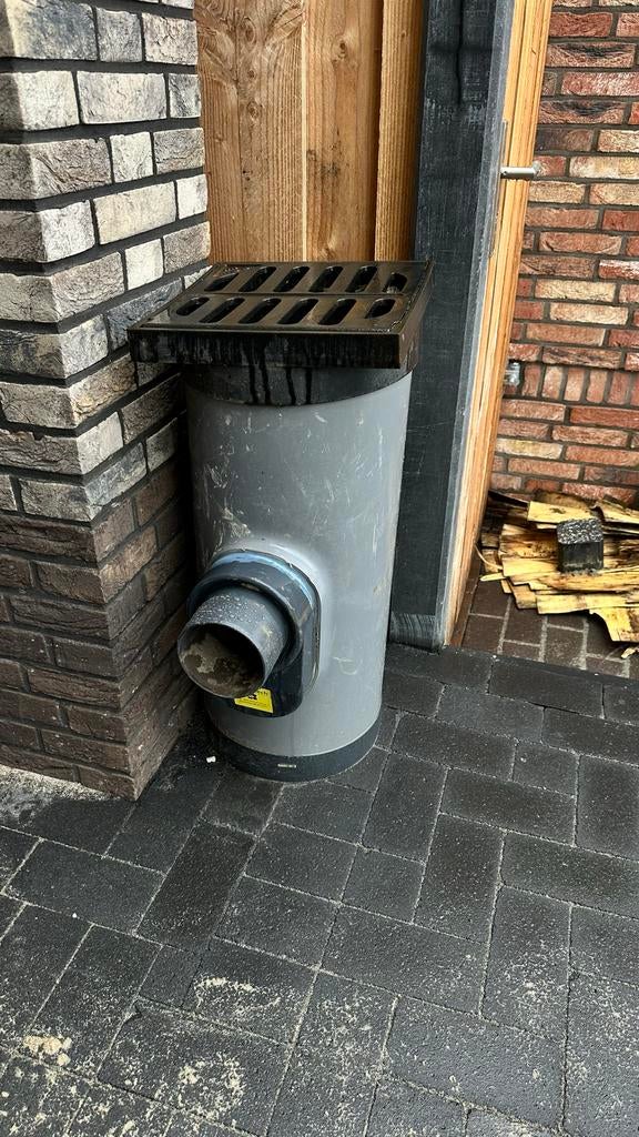 Straatkolk met gietijzeren deksel en pvc onderbak. Beutech, Ophalen, Afvoer, Gebruikt, Pvc