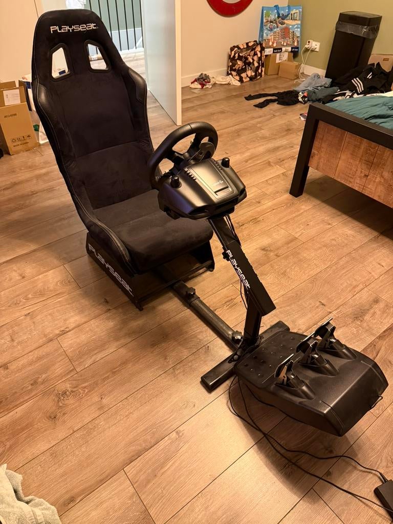 Playseat met logitech g920 Voor XBOX, Spelcomputers en Games, Spelcomputers | Xbox | Accessoires, Ophalen, Zo goed als nieuw, Stuurtje of Sportattribuut