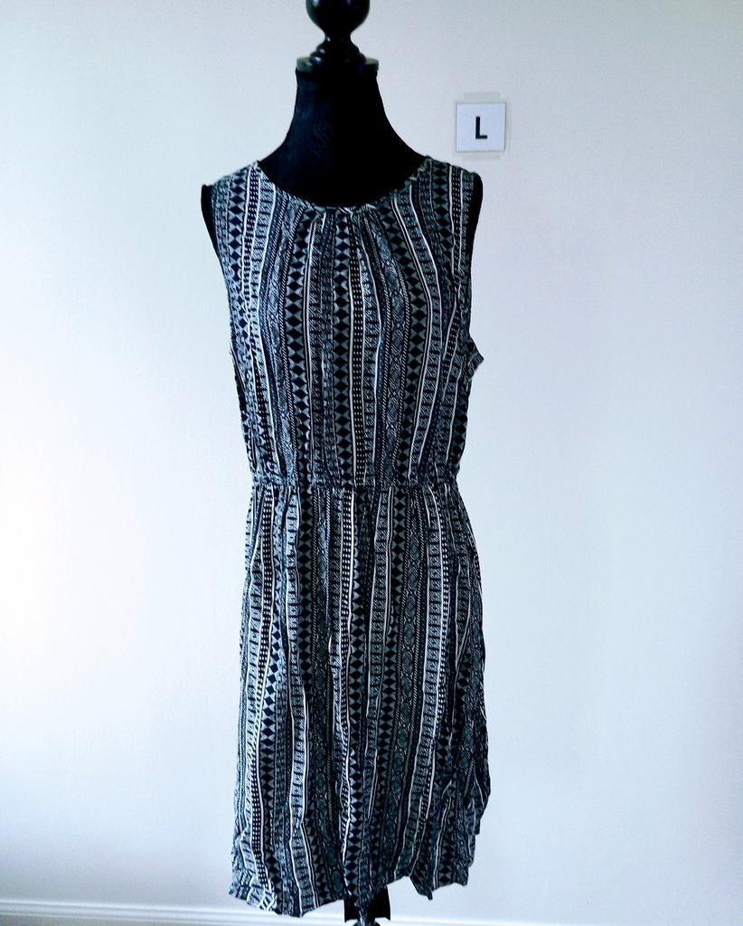 Jurk. Zwart met wit patroon. Maat L/40. Nieuw, Zwart, Maat 42/44 (L), Nieuw, Ophalen of Verzenden