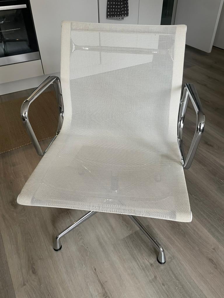 Vitra Eames 108, Huis en Inrichting, Stoelen, Ophalen, Zo goed als nieuw, Wit, Eén