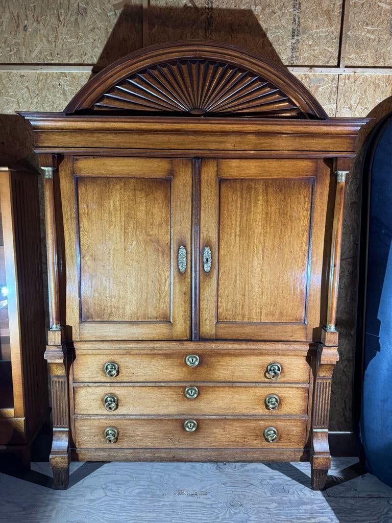 Antiek Drents Boogkabinet met Lades en Sierlijke Details, Ophalen