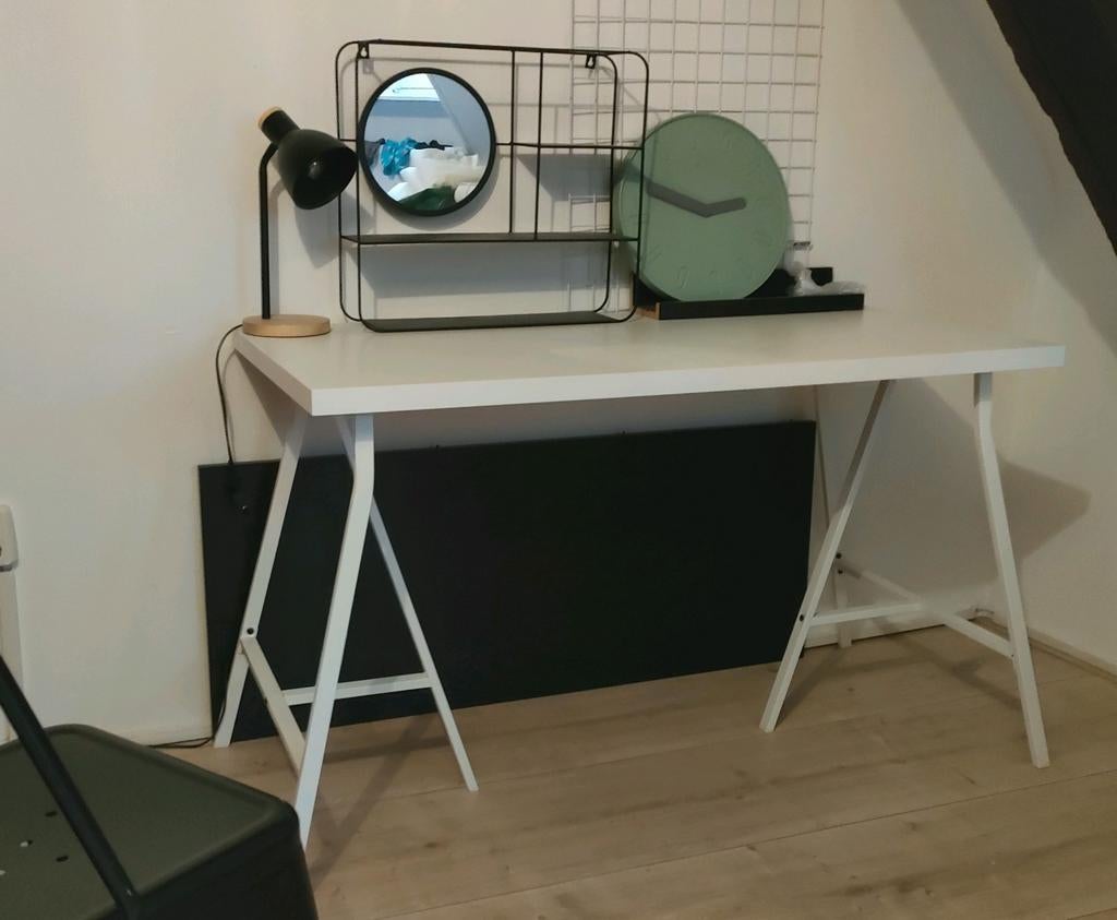 Ikea bureau blad met witte metalen schragen Lerberg, Huis en Inrichting, Bureaus, Ophalen, Zo goed als nieuw
