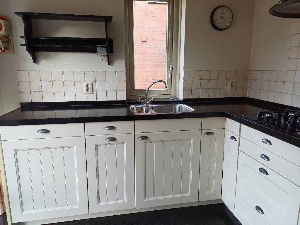 Keuken, L-vorm, brocante/landelijk, crème met zwart blad, Ophalen, Gebruikt, Wit, Overige typen