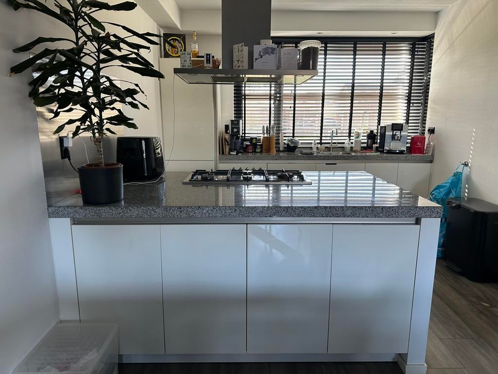 Complete moderne keuken met schiereiland, Huis en Inrichting, Keuken | Complete keukens, Ophalen, Wit, Overige typen, Graniet of Steen