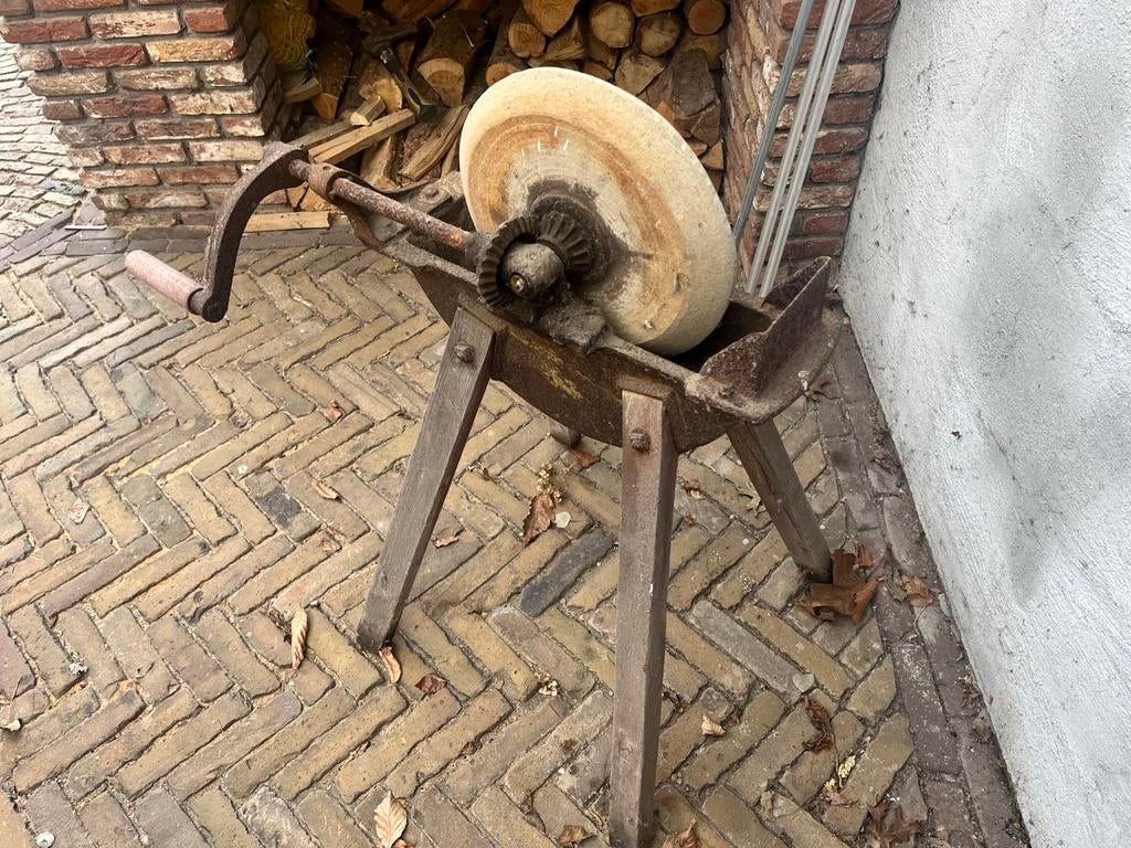 Mooie ouderwetse slijpsteen op bok, Ophalen of Verzenden