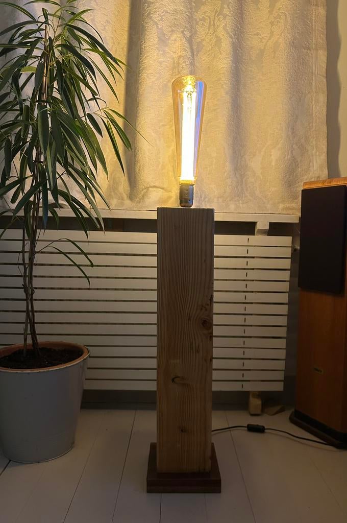 Trendy vloerlamp met LED lamp, Huis en Inrichting, Ophalen, Zo goed als nieuw, Hout